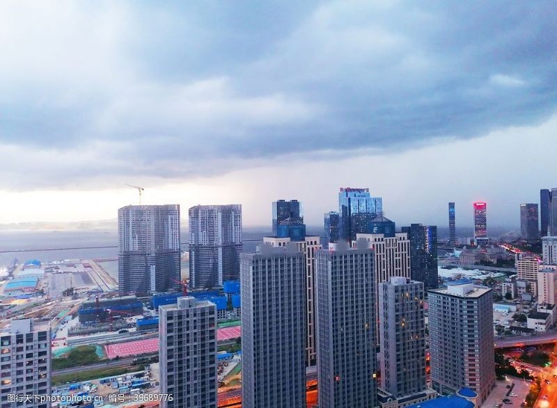 下雨大连东港城市风景图片