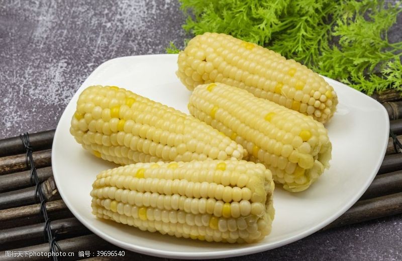 玉米包装盘子里的玉米图片