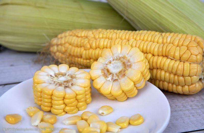 玉米包装盘子里的玉米玉米粒图片