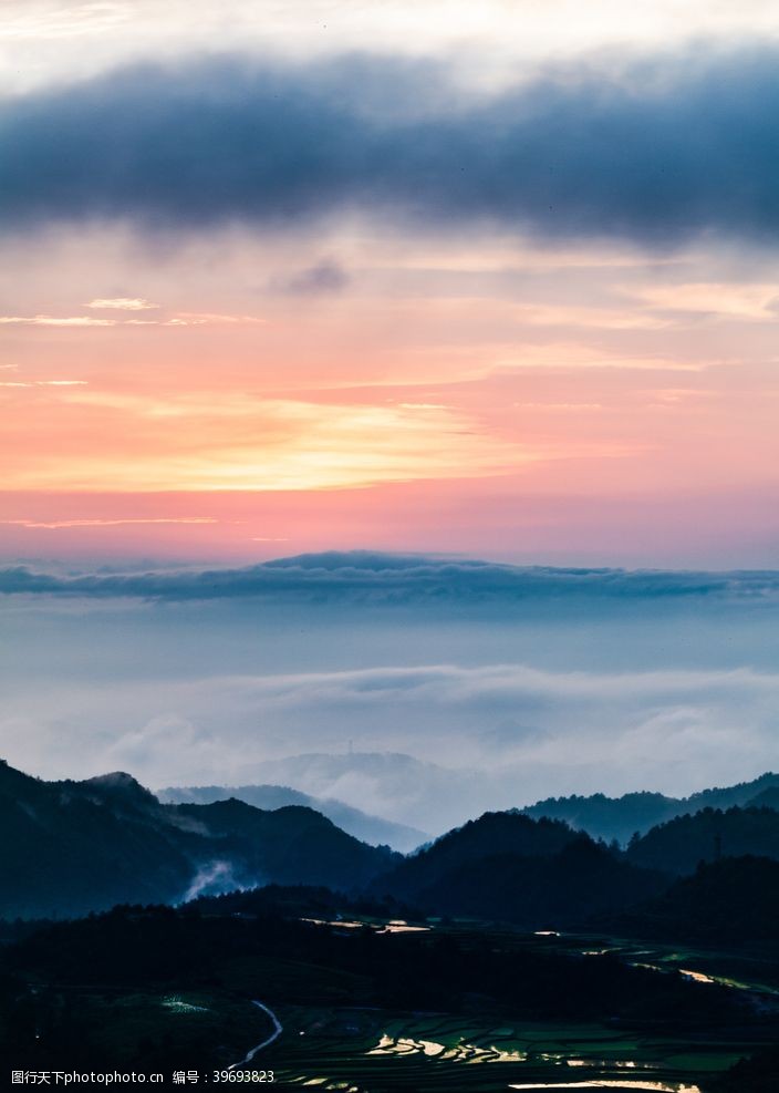 火山云雾黄昏下的最美梯田图片