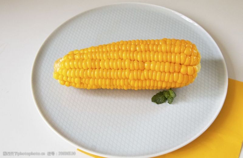 玉米包装盘子里的黄色玉米图片
