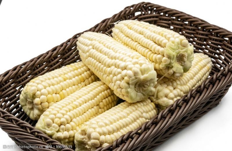 玉米包装竹筐里的玉米图片