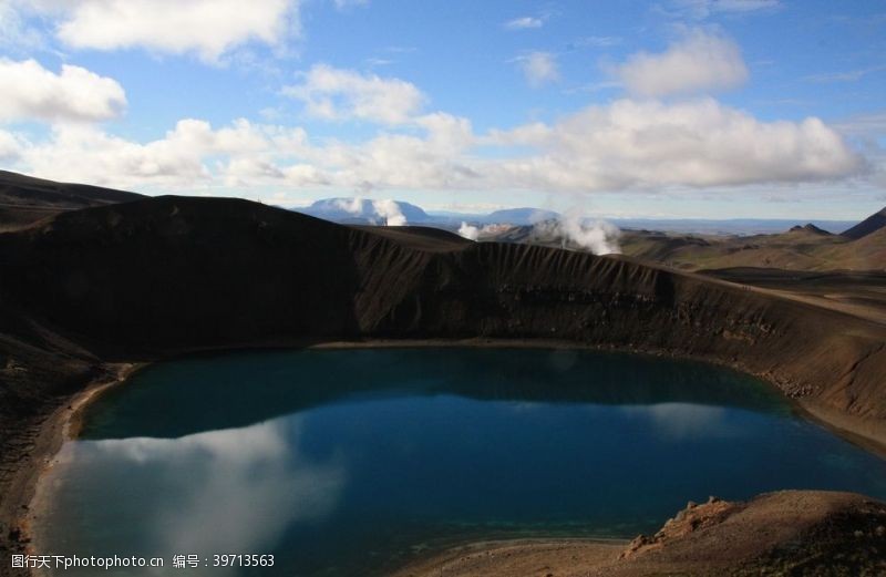 清澈火山口湖泊美景图片
