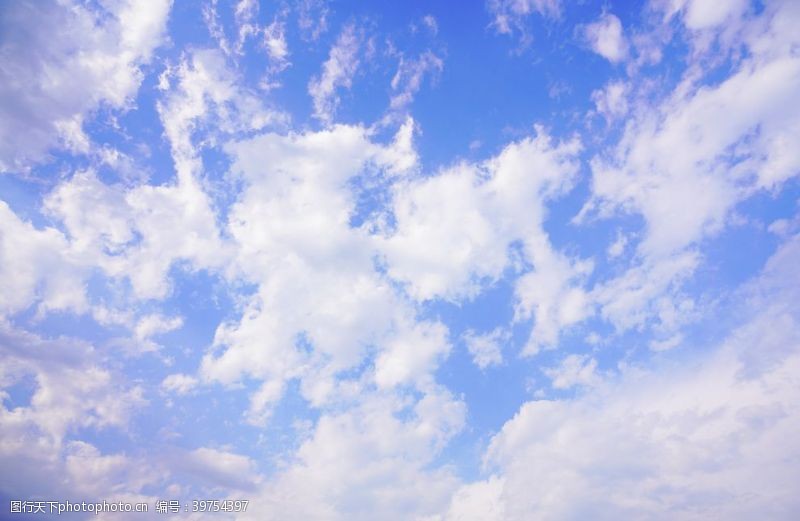 仰望高空白云图片