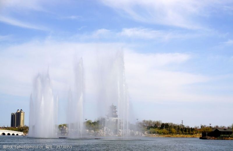 西式水景公园一角喷泉瀑布场景图片