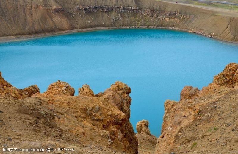 清澈火山口湖泊美景图片