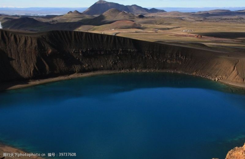 蓝天草地火山口湖图片