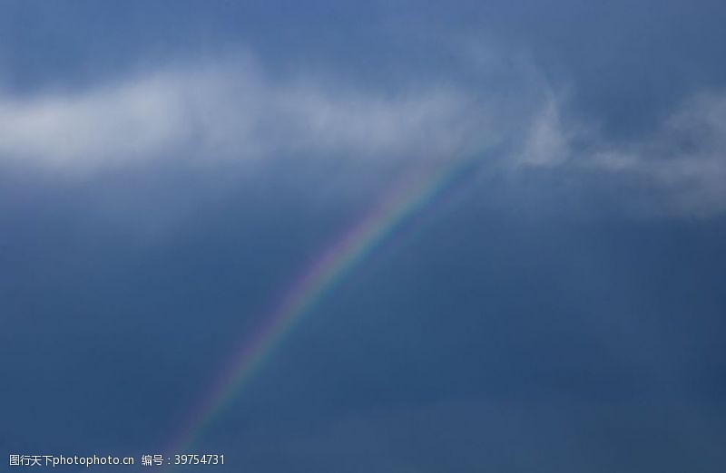 下雨蓝天白云下的彩虹图片