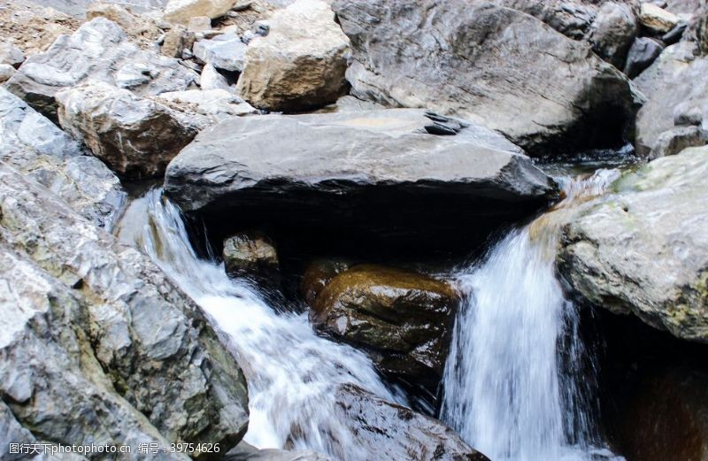 山间的流水瀑布小河水流石头图片