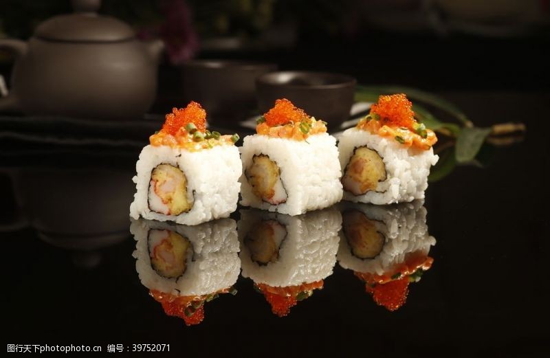 手握日料寿司美食鱼籽图片
