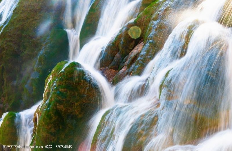 山间的流水山石上流淌而过的瀑布图片