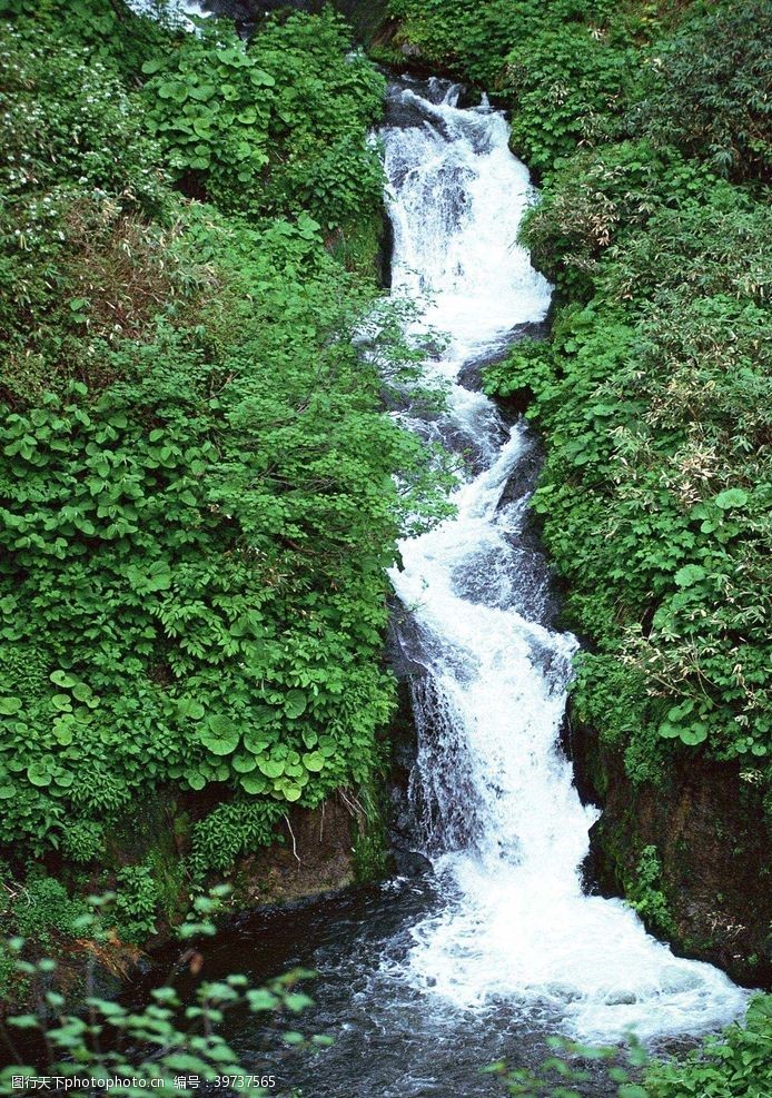 小溪山水瀑布美景摄影图片