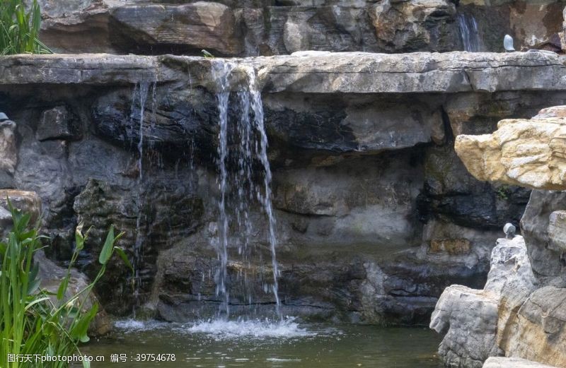 徒步运动石头上流下的小瀑布图片
