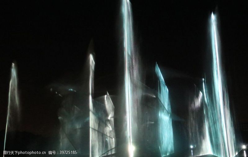 西式水景夜晚喷泉图片