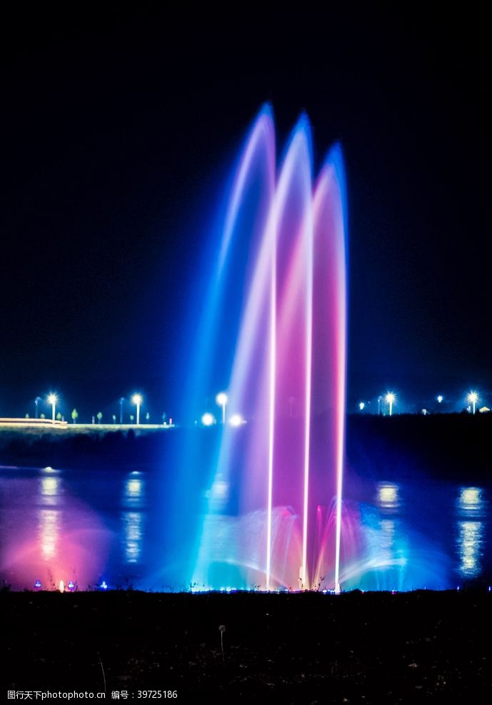 欧式喷泉夜晚喷泉图片