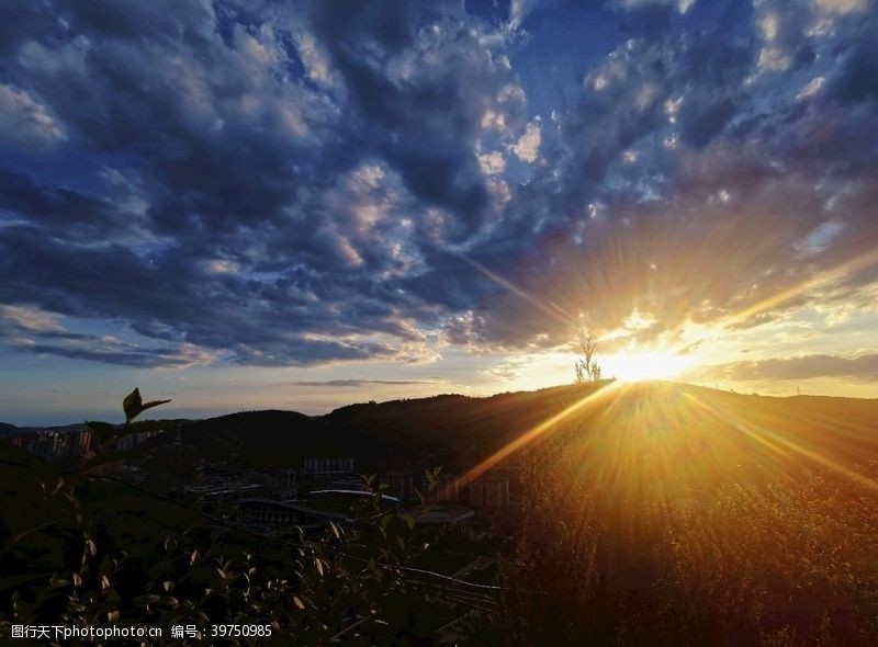 寂静宝塔山的落日图片