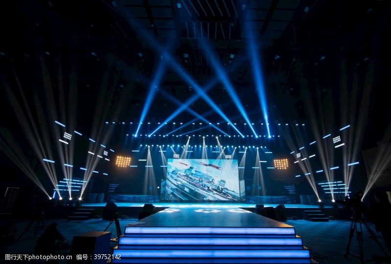 舞台灯光璀璨的舞台图片