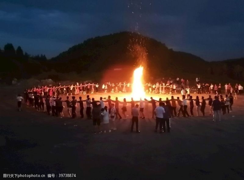 大型篝火晚会图片