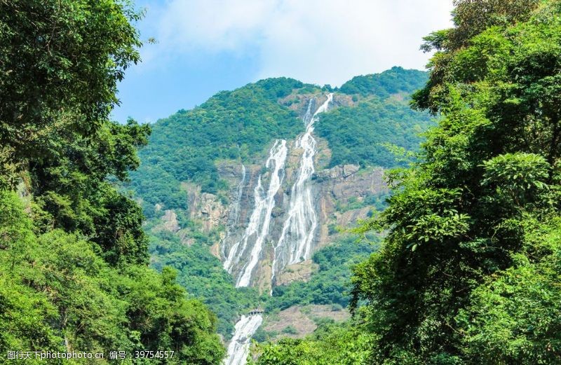 清澈的水高山绿植远景瀑布图片
