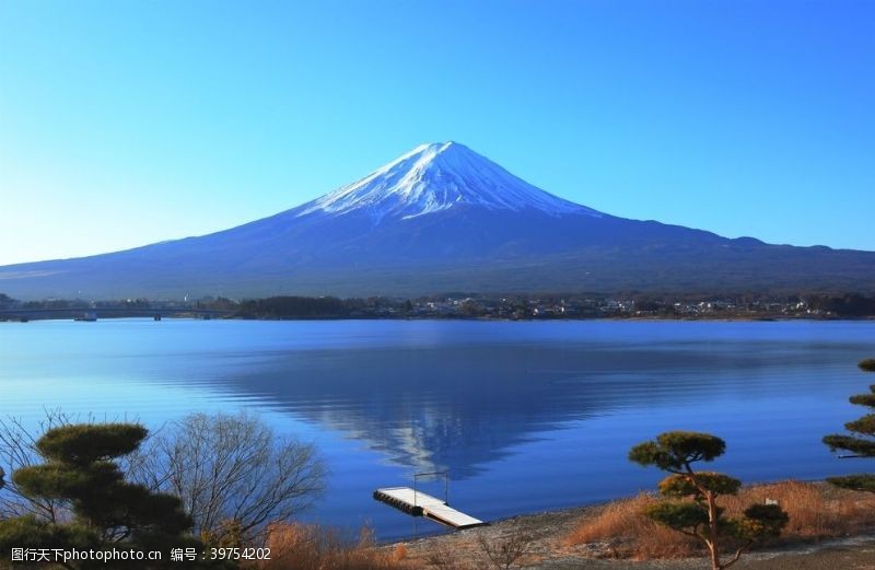 朦胧湖光山色图片