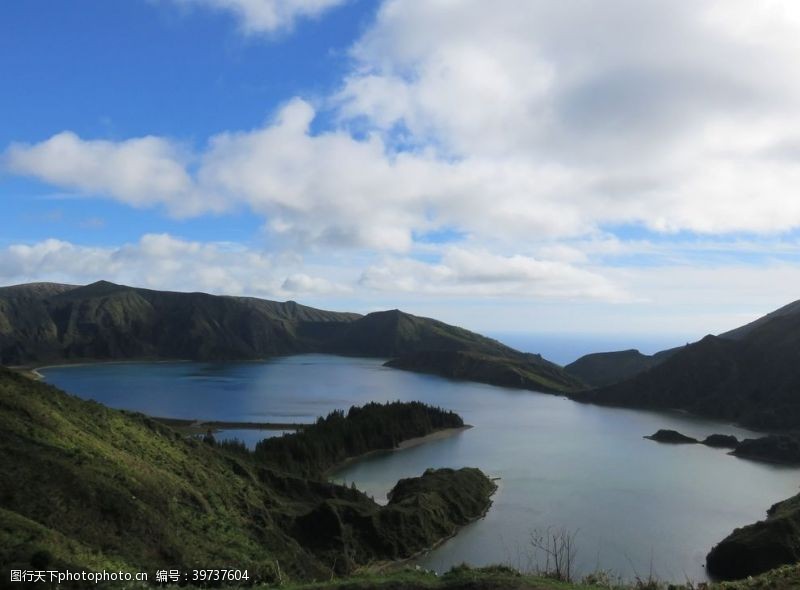 蓝水湾火山口湖图片