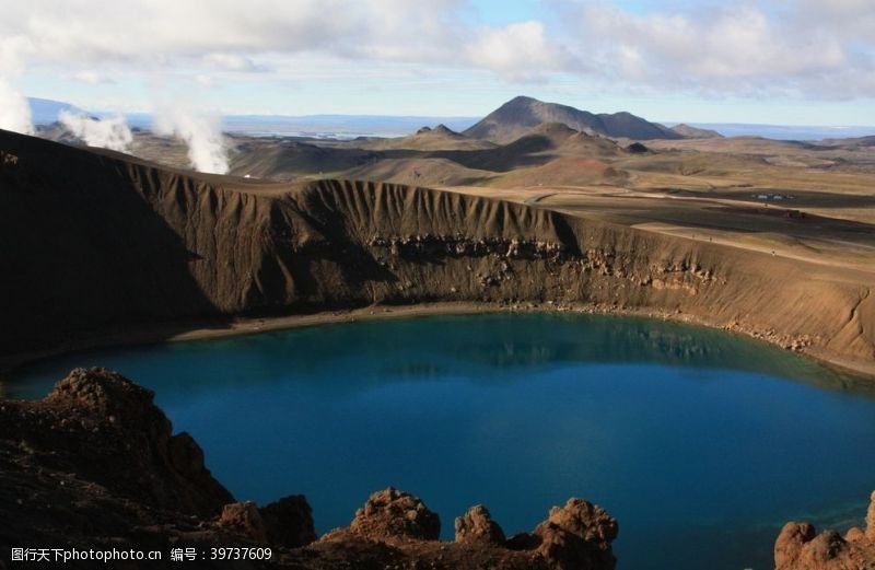 雨林火山口湖图片