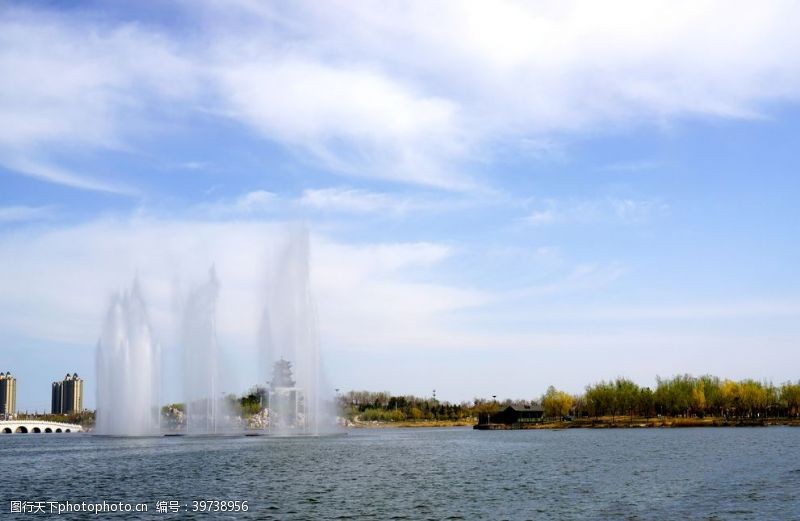 西式水景平面湖上的喷泉拍摄图片