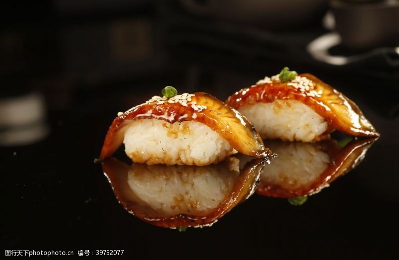 手握日料寿司美食鳗鱼图片