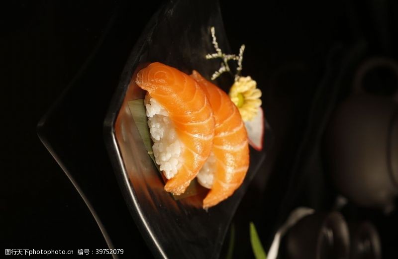 手握日料寿司美食三文鱼刺身图片