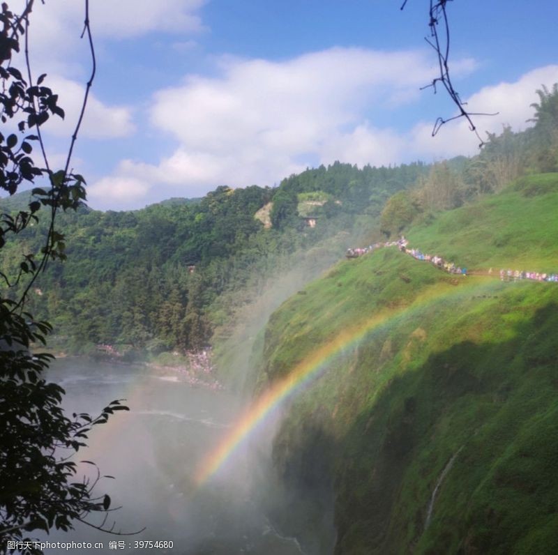 雨林山涧里的彩虹图片