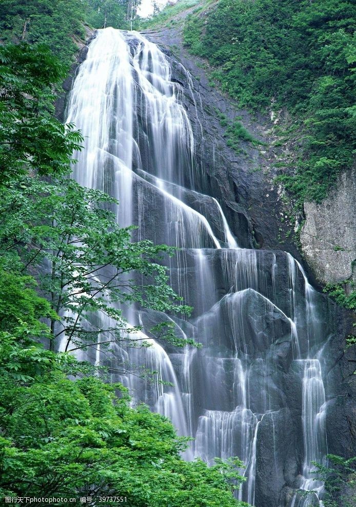 小溪山水瀑布美景摄影图片