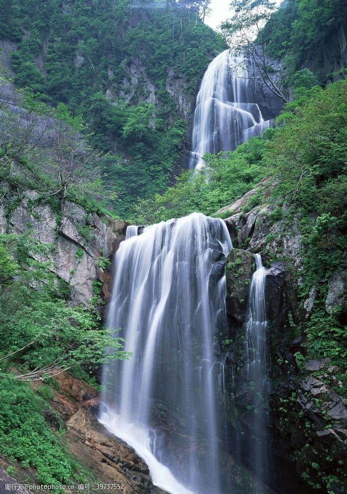 小溪山水瀑布美景摄影图片