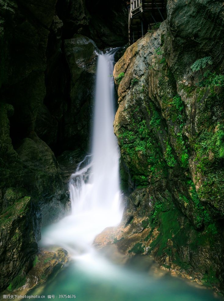 清澈的水叹为观止的瀑布图片