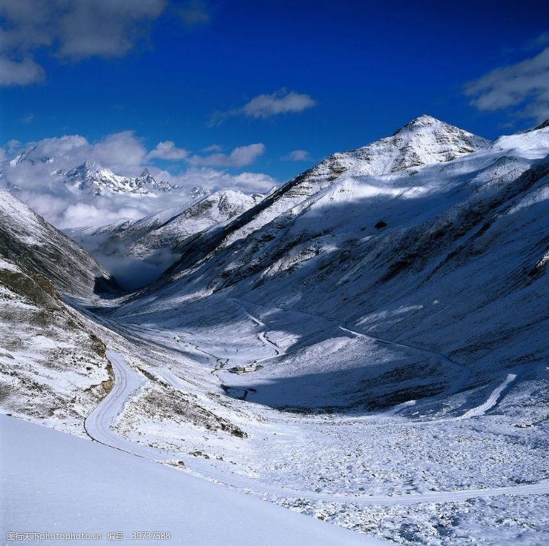 圣原雪山山谷图片