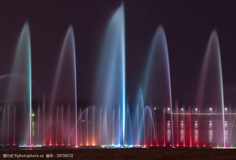 圆润夜晚彩色的喷泉图片
