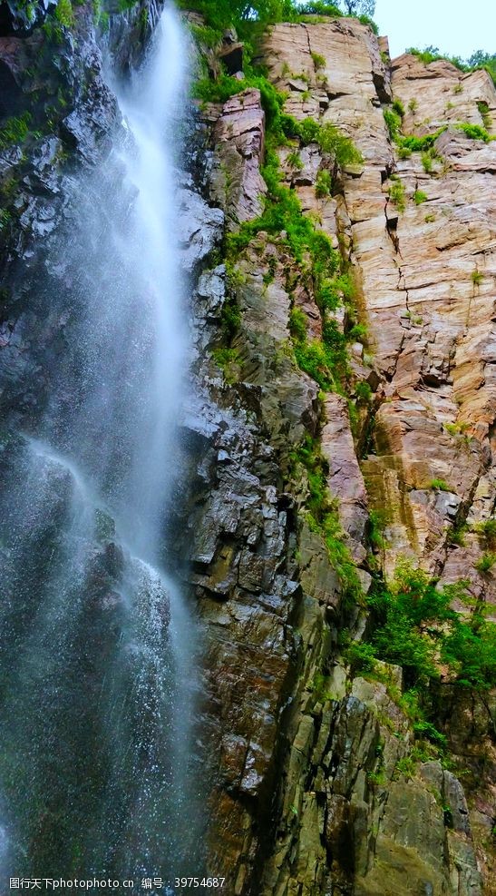 山中瀑布在幽静上中流淌的瀑布摄影图图片