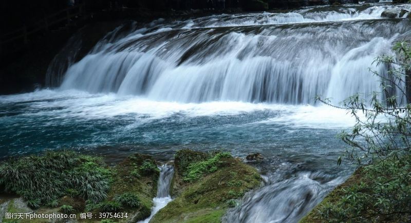 清澈的水壮观的瀑布图片