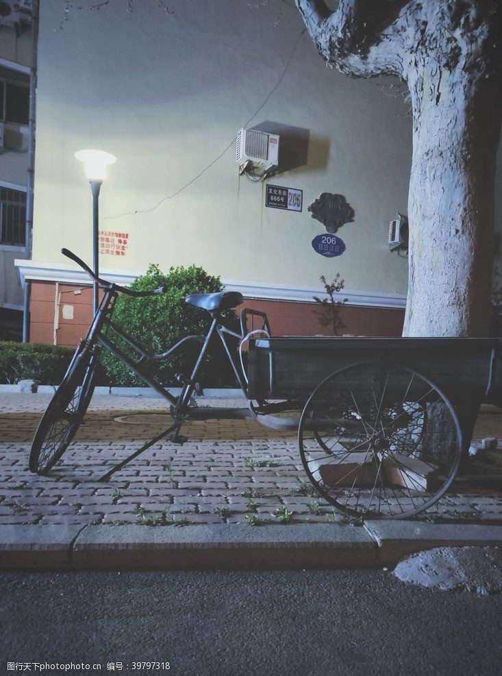 古老的灯光下的三轮自行车图片