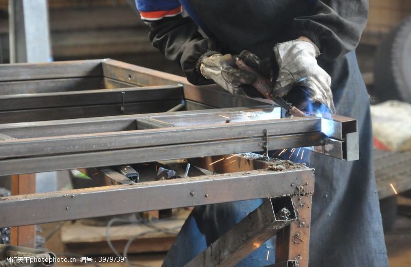 护栏管烧焊车间氩弧电焊焊接图片