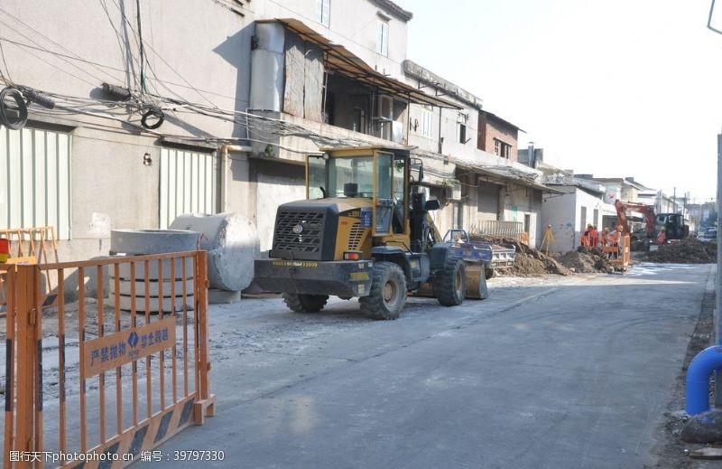 建材市场市政道路改造工地护栏现场挖机图片