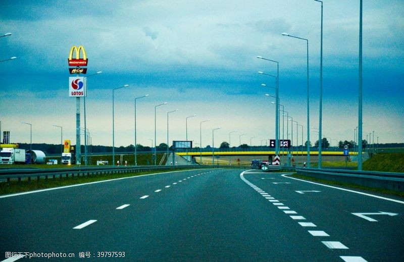 影视素材高速公路麦当劳图片