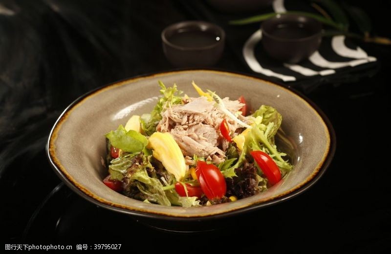 日本韩国料理金枪鱼沙拉图片