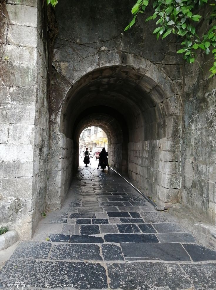 石板路面漓江边的城门洞图片