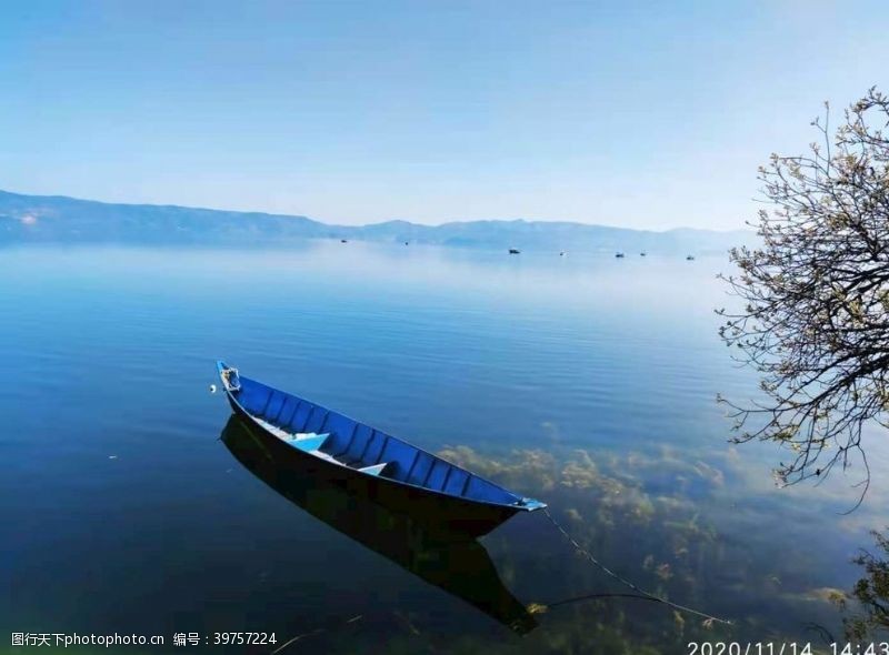 宁静小湖中的一叶扁舟图片