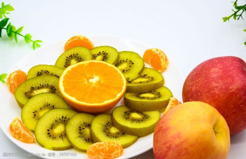 橙色水彩苹果与水果拼盘图片
