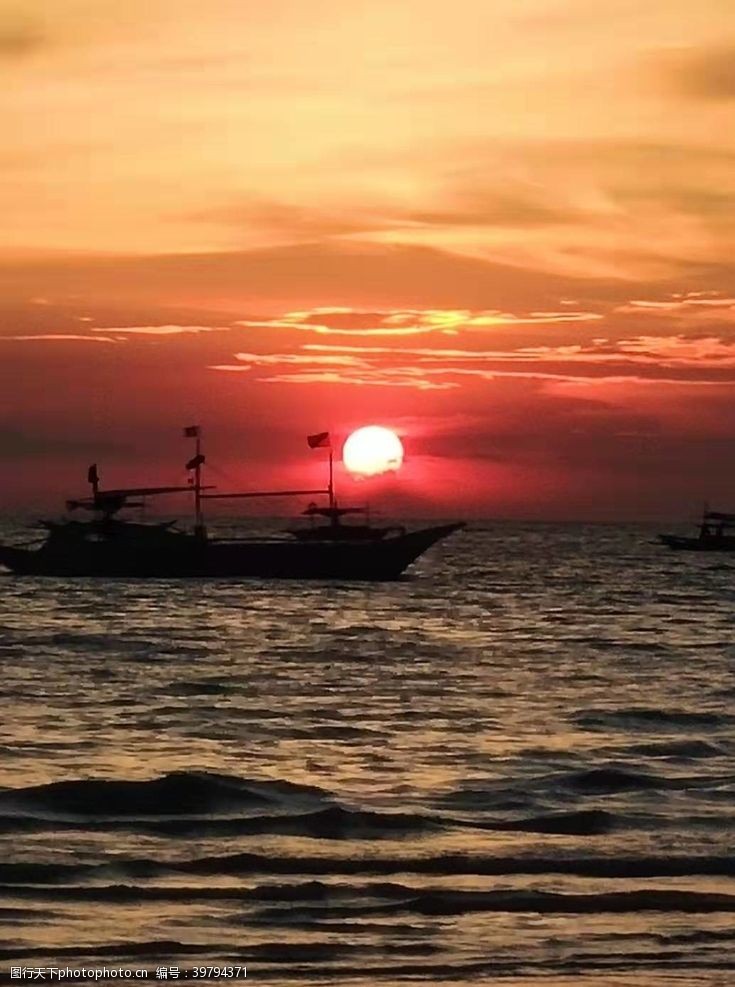 上海旅游夕阳下的海上轮船图片