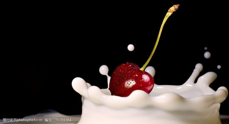 食材原料飞入牛奶中的红樱桃图片
