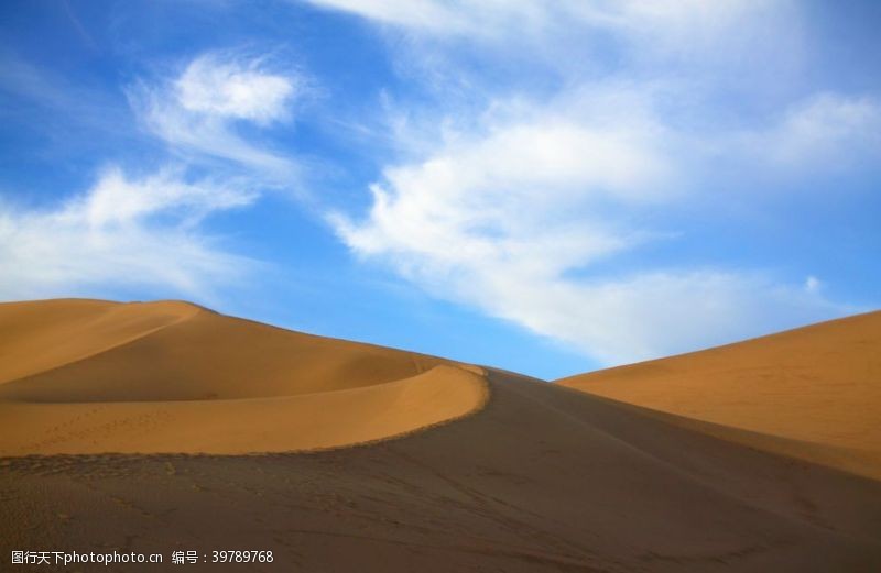 天之蓝海报蓝天白云下的沙漠高清摄影图片