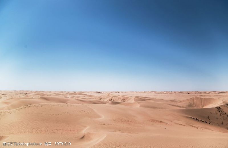 天之蓝海报蓝天下的沙漠高清摄影图片