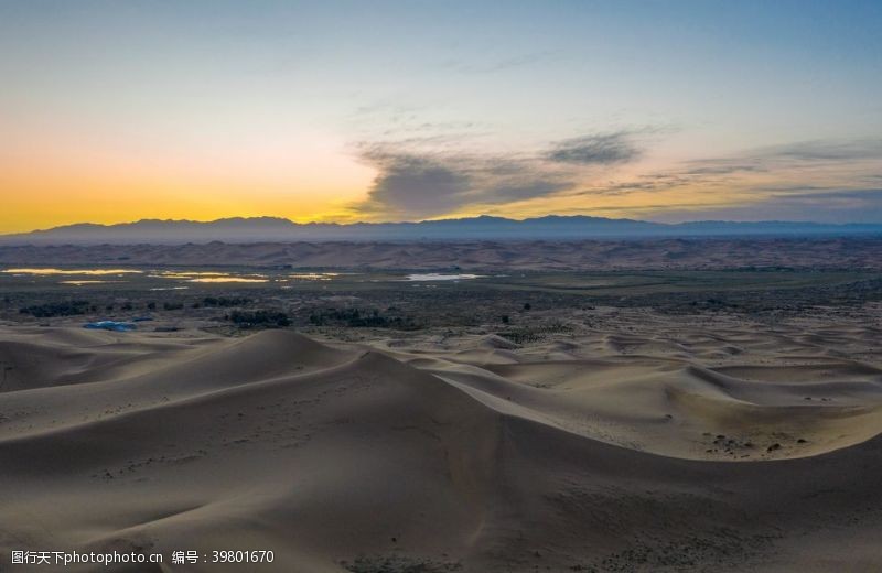 夕阳红天空沙漠火烧云图片